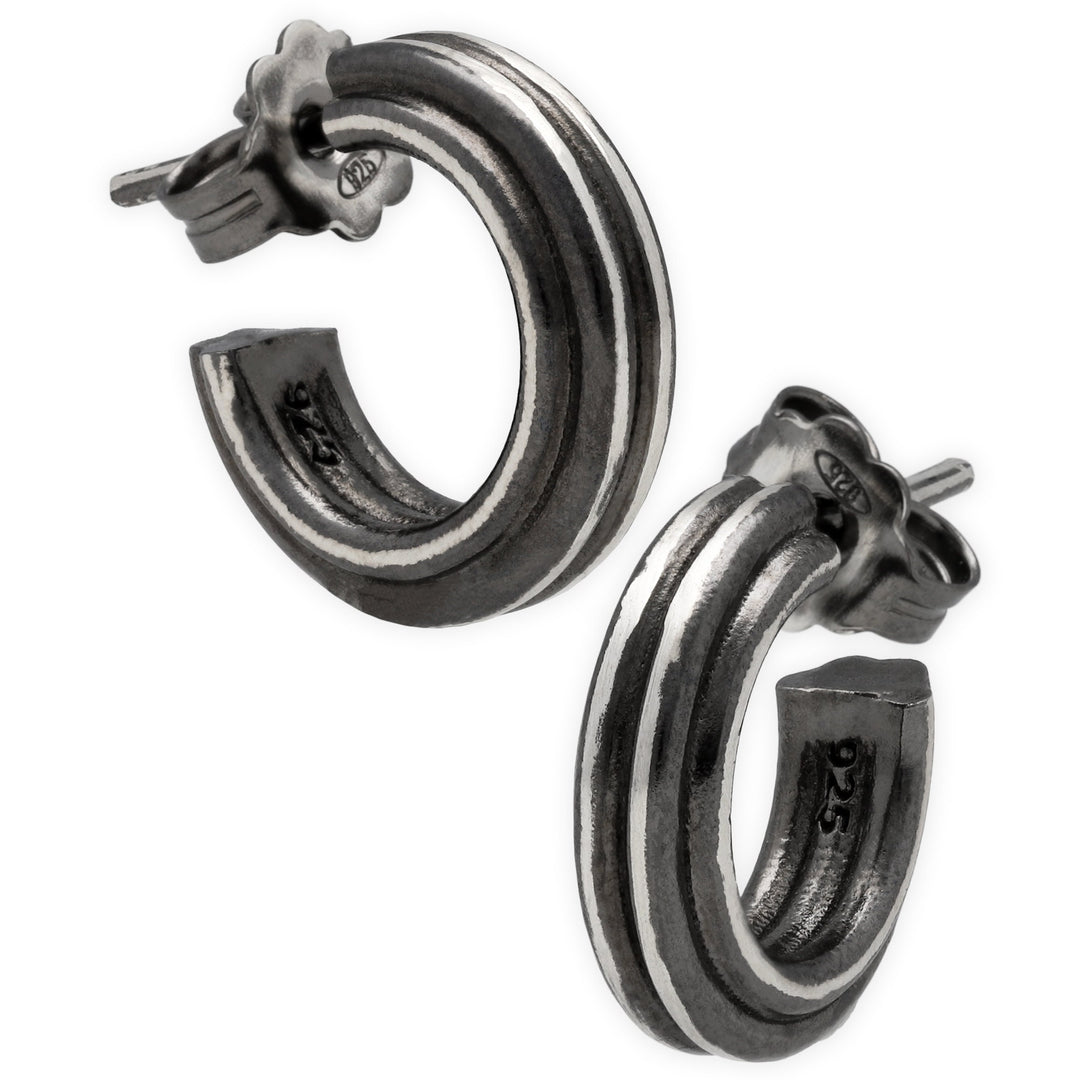 Small ribbed hoop earrings