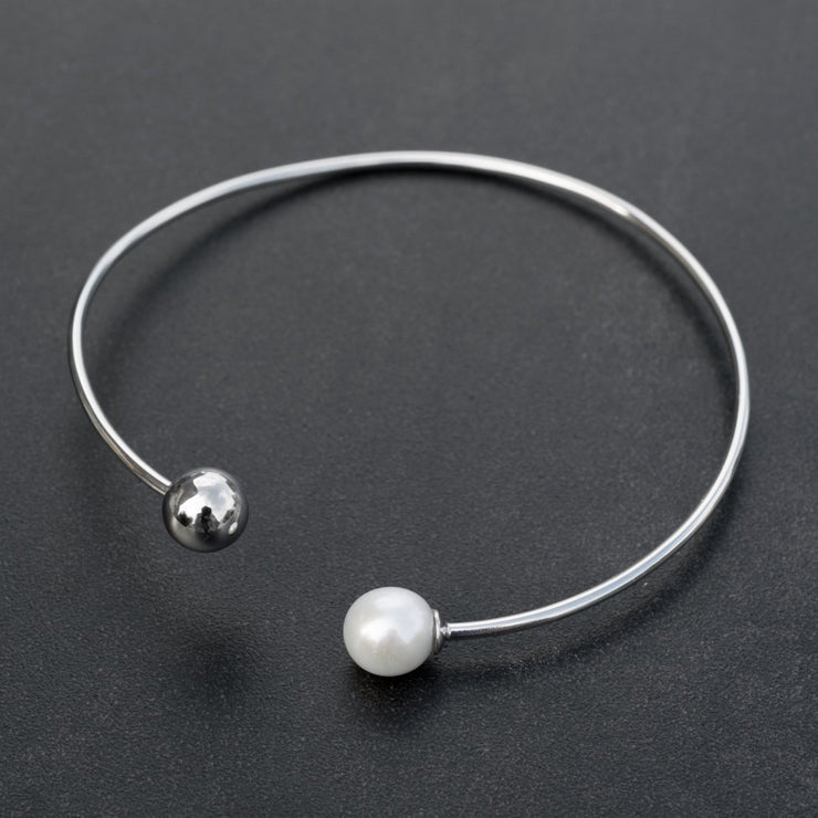 Armreif mit weißen Perle - Emmanuela - handcrafted for you-sterlingsilber