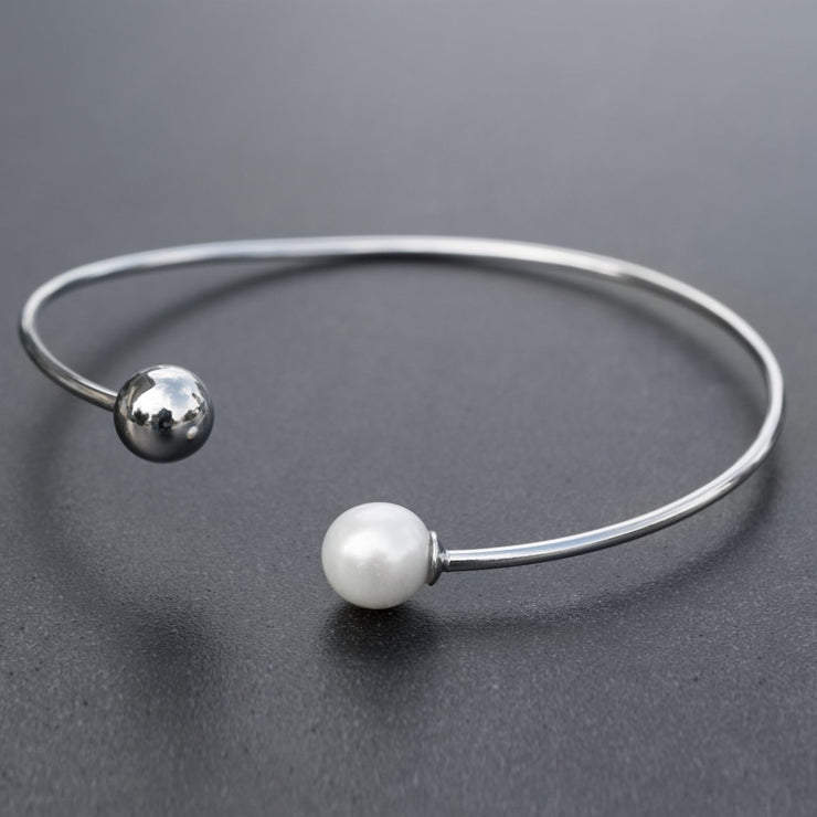 Armreif mit weißen Perle - Emmanuela - handcrafted for you-sterlingsilber