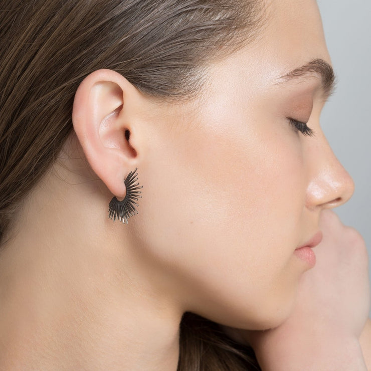 Huggie-Ohrringe mit Spikes aus Sterlingsilber - Verschiedenen Farben
