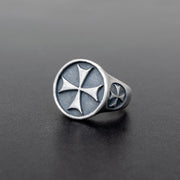 Malteserkreuz runder Ring für Männer aus oxidiertem Sterlingsilber